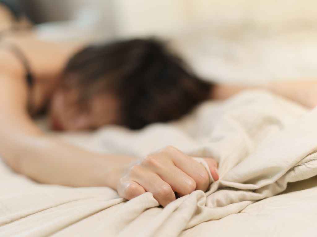 mujer en la cama