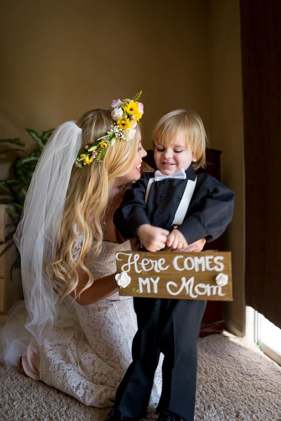 niño acompañando a su mamá al altar 