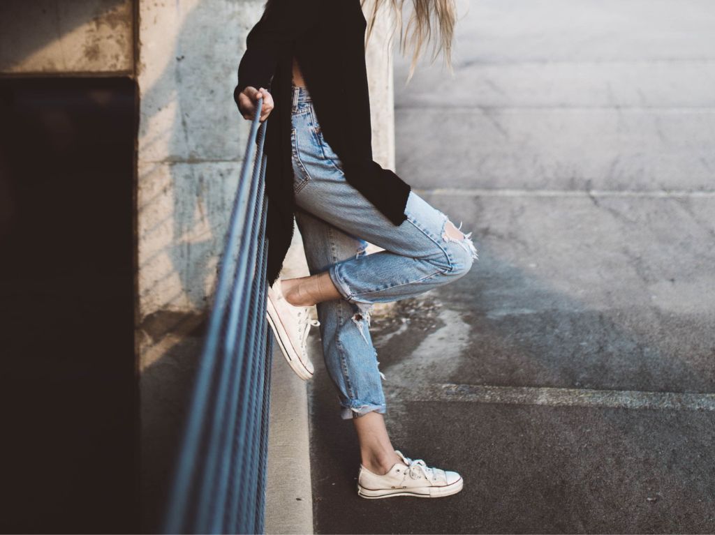 outfit-converse-blancos-con-pantalon | Mujer de 10