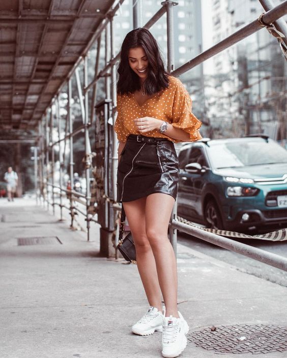 outfits cn falda negra y con tenis 