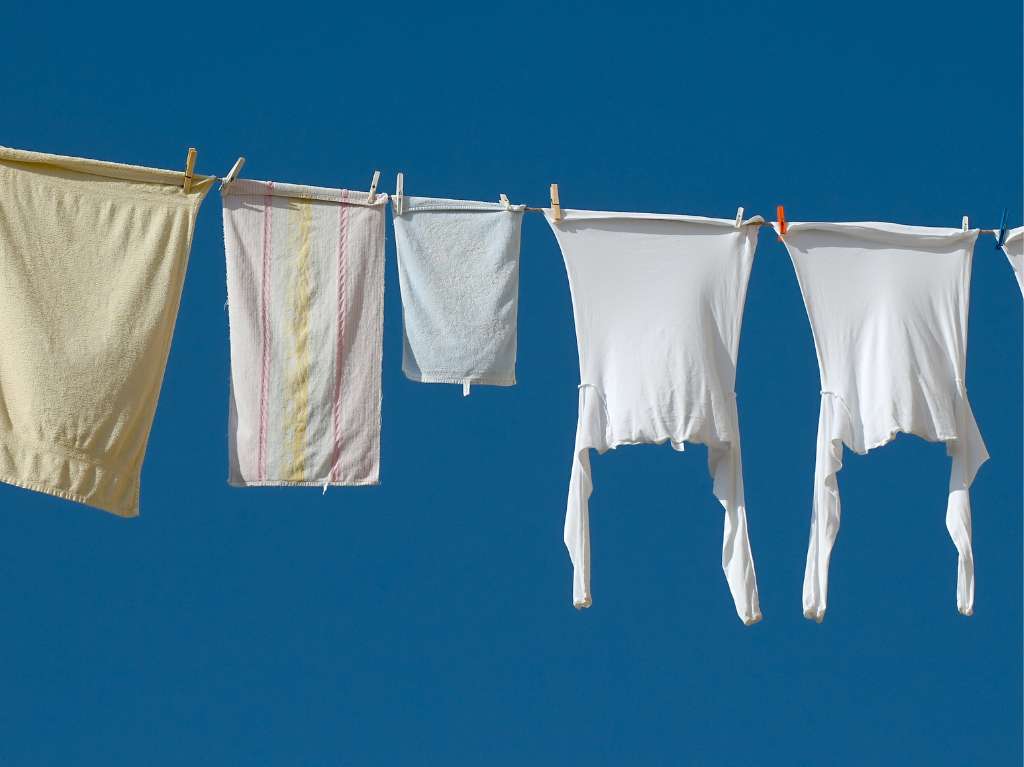 ¿Por qué es recomendable lavar la ropa nueva antes de usarla?
