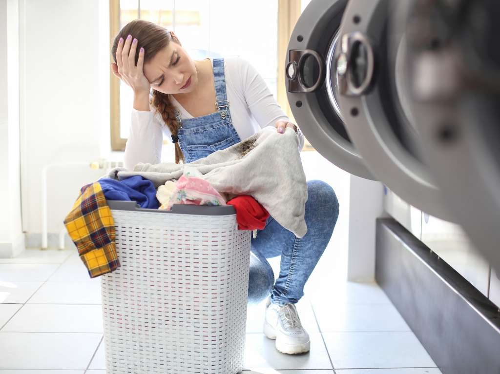 como quitar las manchas amarillas de la ropa