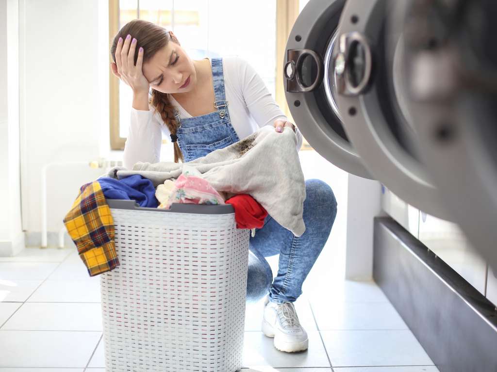 ¿Cómo quitar las manchas amarillas de la ropa?