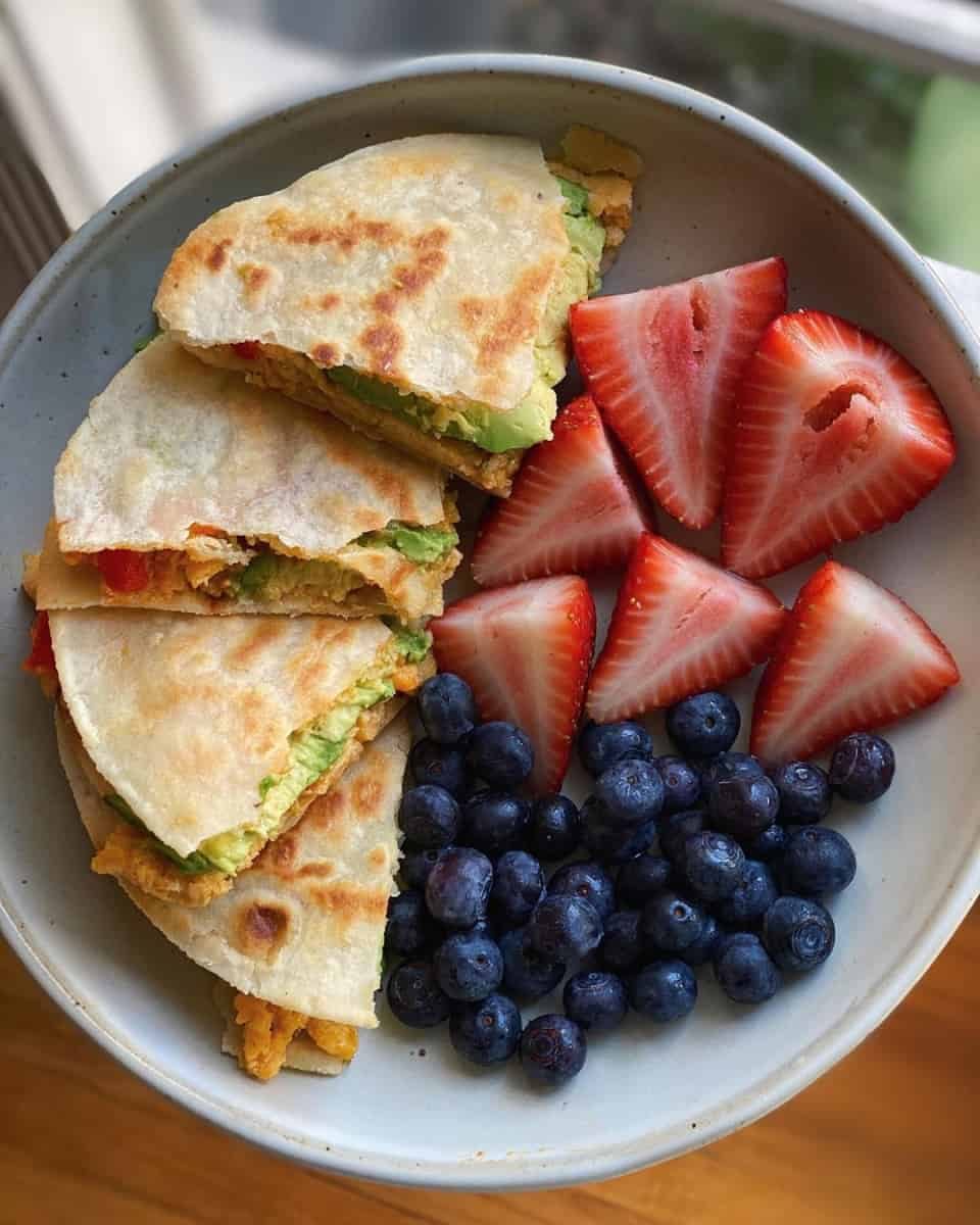 quesadillas de queso con pollo y porción de frutas 