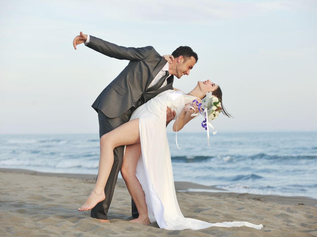 Boda en la playa: tips para organizar el gran día con sol, arena, y mar