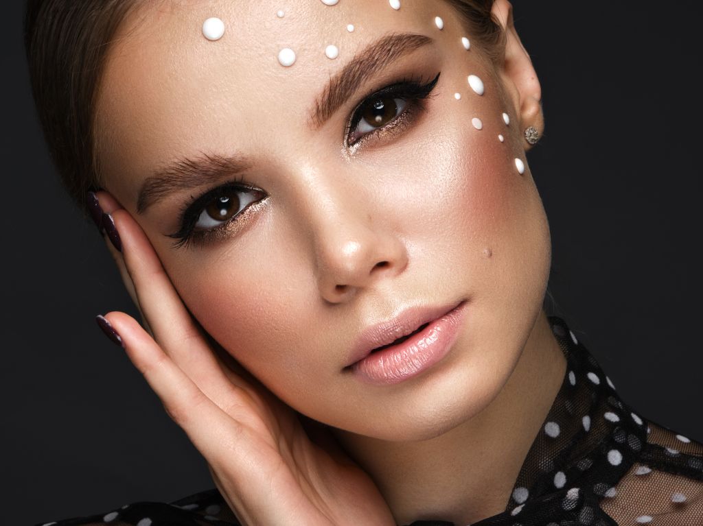 Maquillaje con perlas