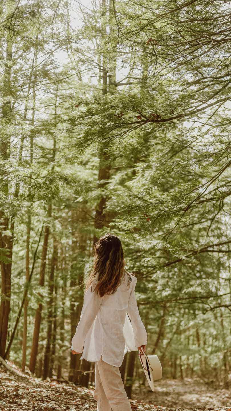 mujer caminando por las mañanas es un habito saludable