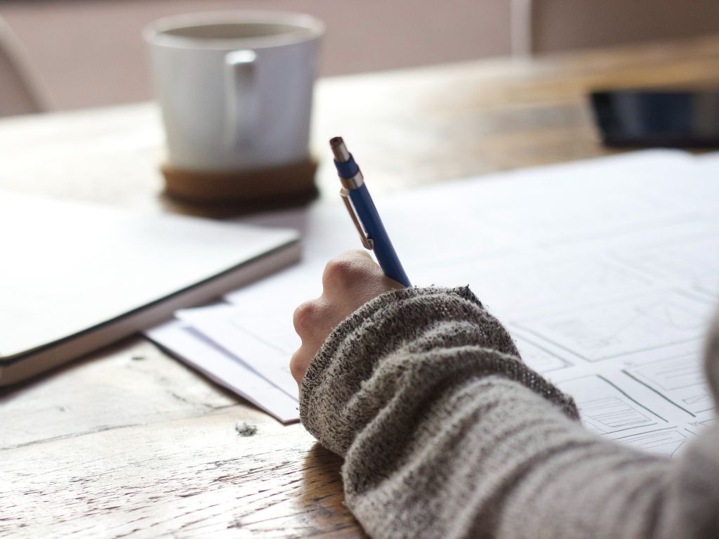 mujer escribiendo su dia para mejorar sus habitos 