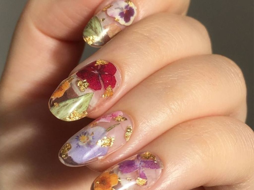 diseños de uñas con flores para primavera