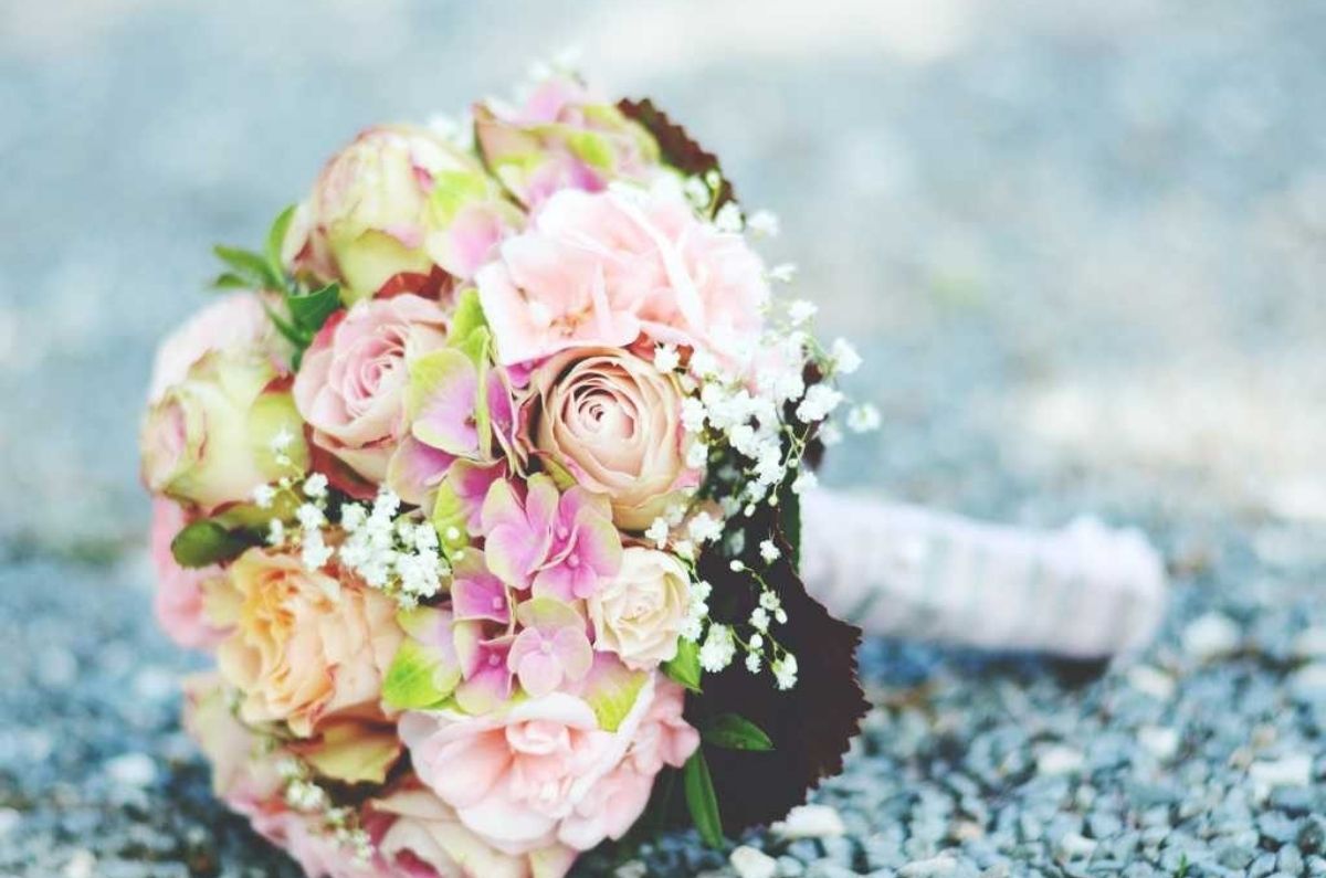 ¿Qué significa la tradición de atrapar el ramo de novia?