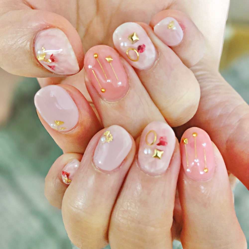 uñas coreanas con efecto jelly y aplicaciones de oro