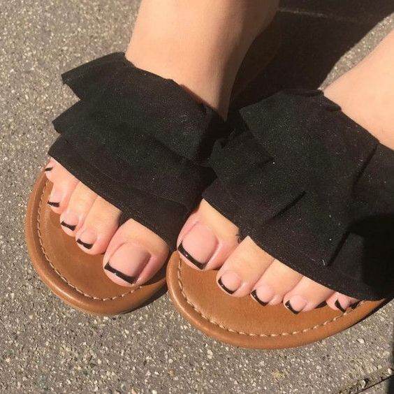 uñas de los pies con manicura francesa negra