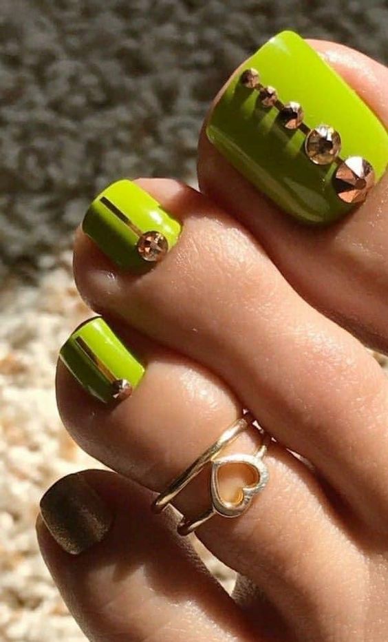 uñas de los pies con piedreria