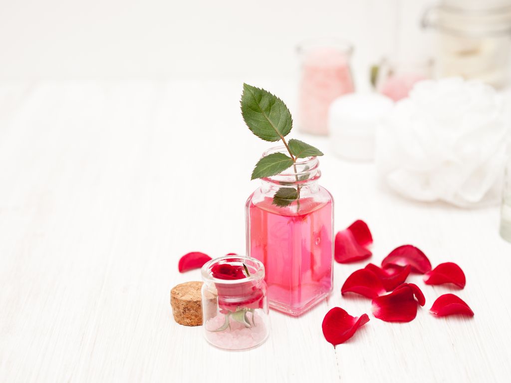 Descubre los beneficios del agua de rosas para tu piel