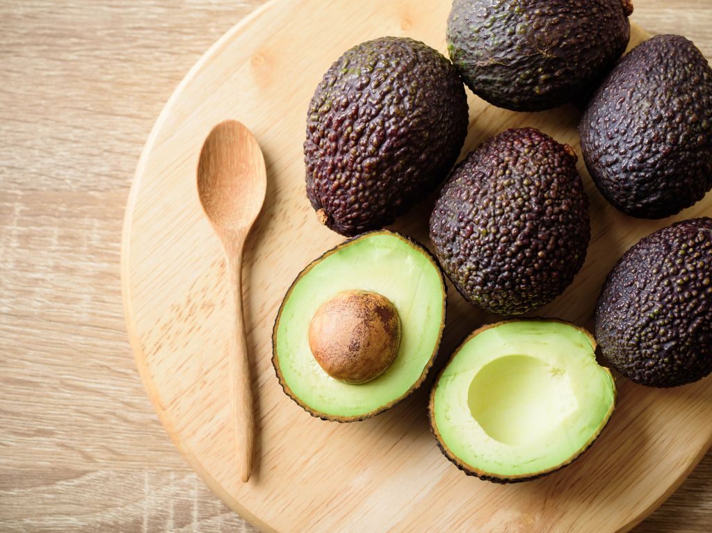 beneficios del hueso de aguacate