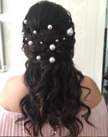 cabello rizado con perlas