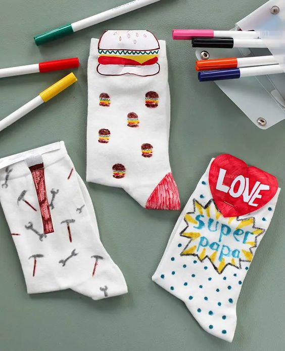 calcetines decorados-manualidades para el día del padre