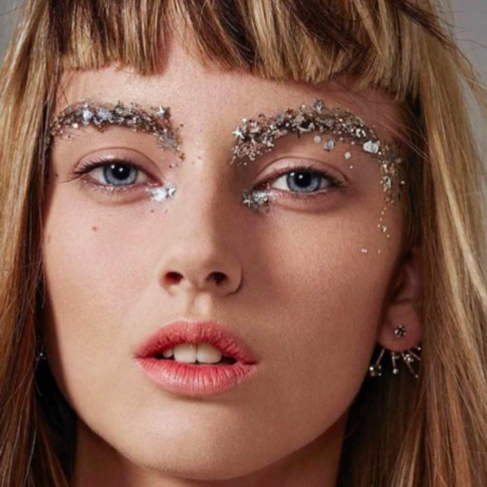 ¿Cejas con glitter? La tendencia perfecta para usarla en festivales 0