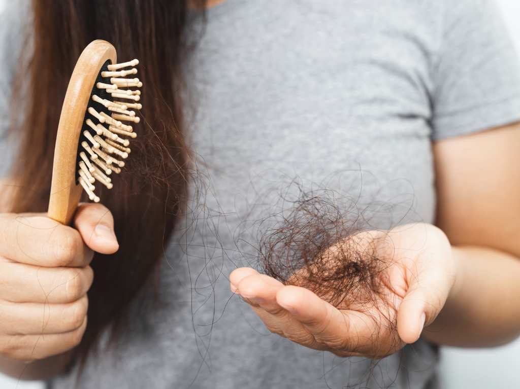 ¿Caída del cabello en mujeres? Causas y soluciones para evitarlo