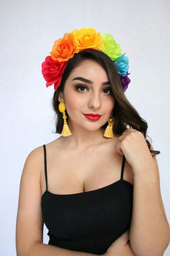 diadema de colores peinado con accesorios