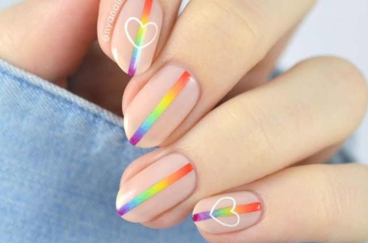 Diseños de uñas arcoíris creativos para lucir este pride