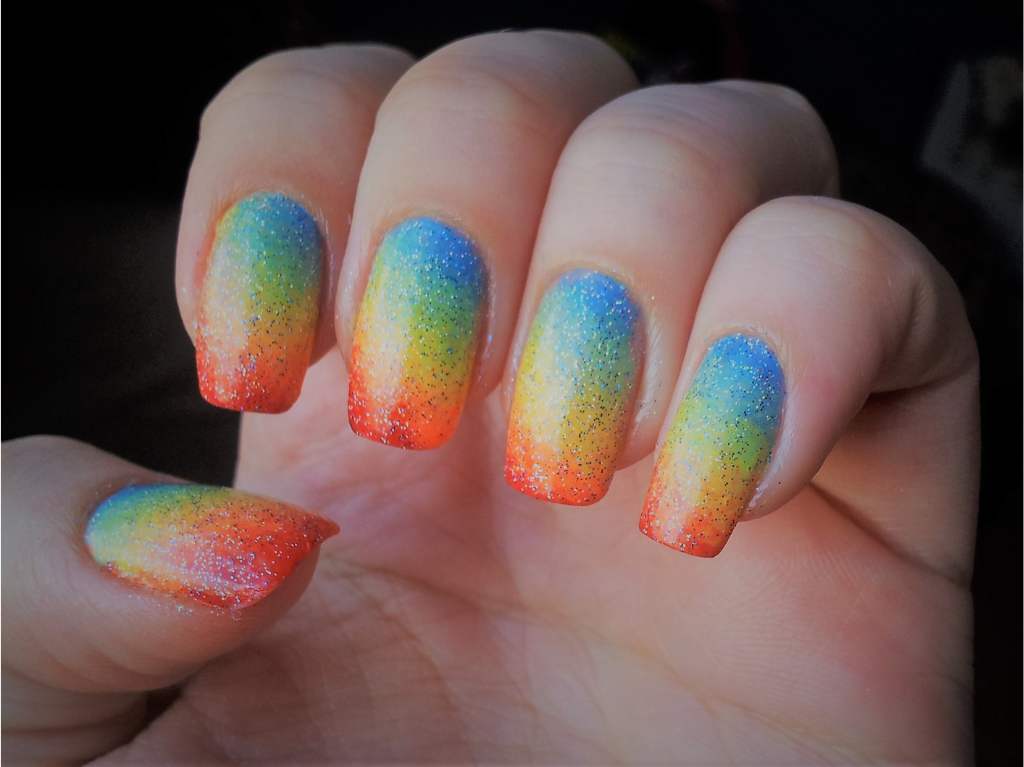 Diseños de uñas arcoíris creativos para lucir impecable este verano