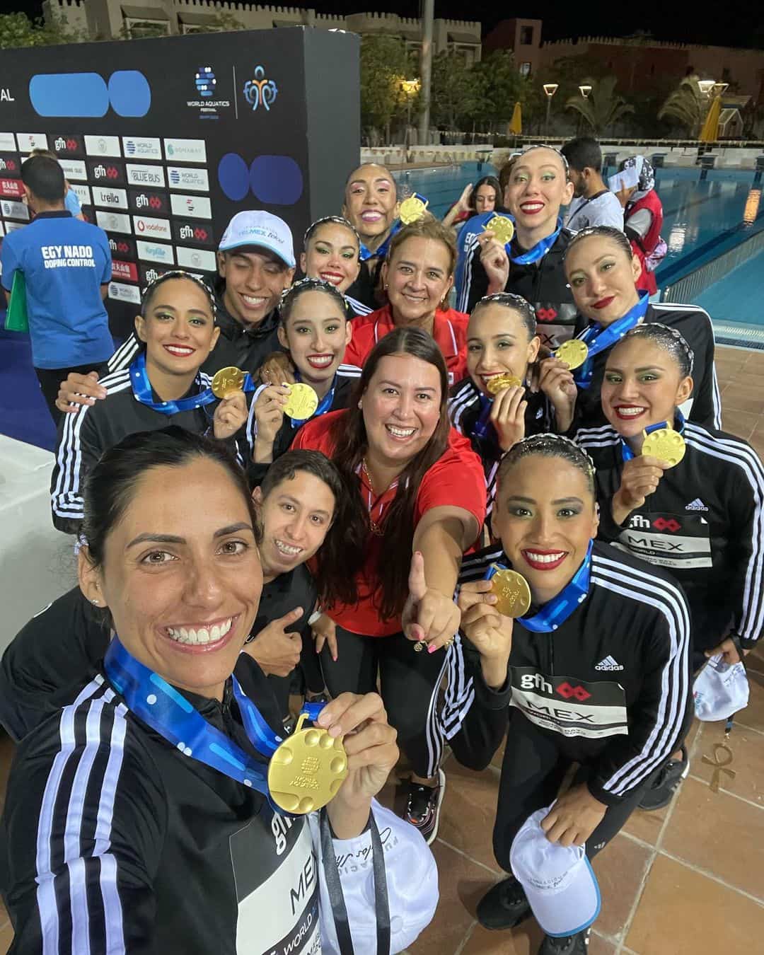 equipo de natación artistica en el mundial de egipto 2023