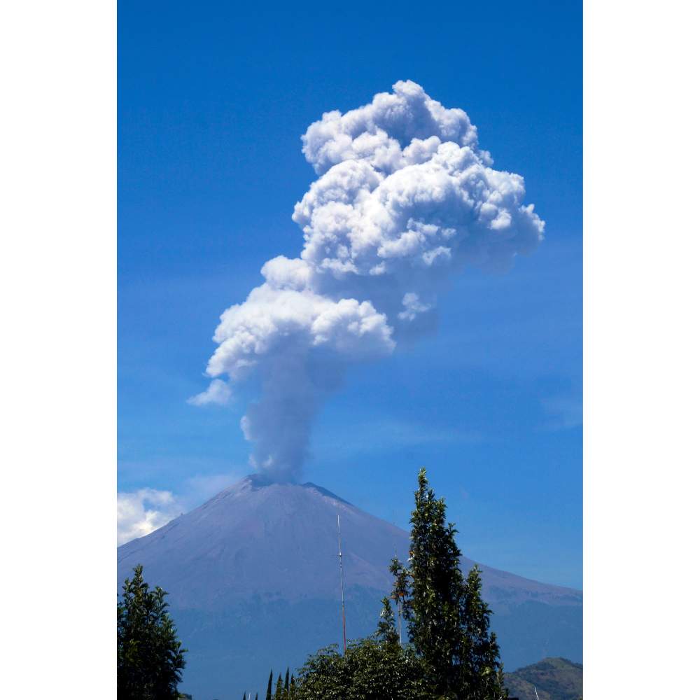 Caída de ceniza del Popocatépetl afecta escuelas aledañas al volcán