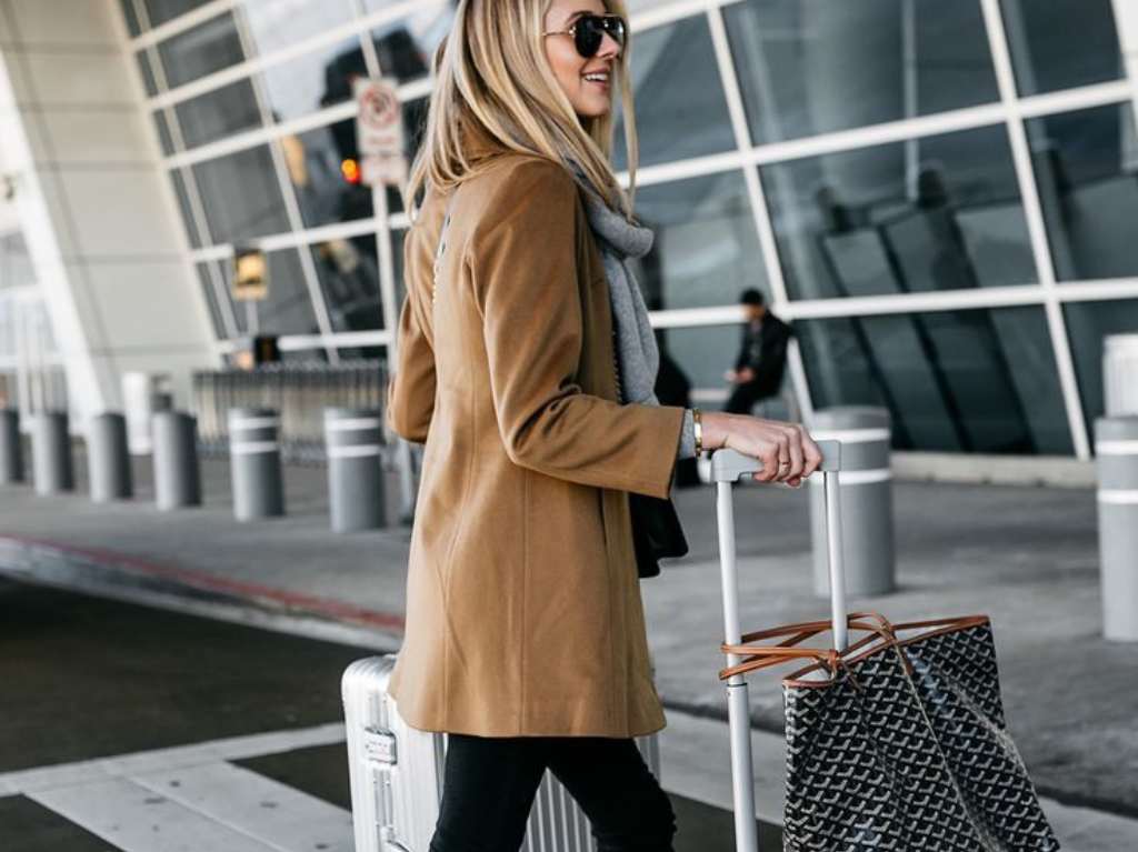 Ideas de outfits cómodos y elegantes para viajar en avión