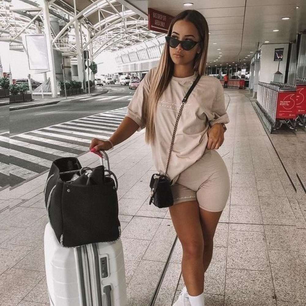 Ideas de outfits cómodos y elegantes para viajar en avión 1