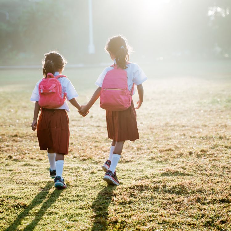 niñas yendo a la escuela