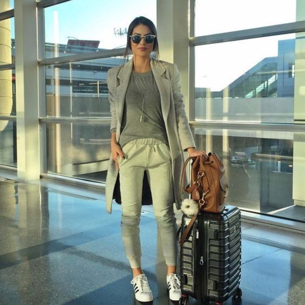 Ideas de outfits cómodos y elegantes para viajar en avión 0