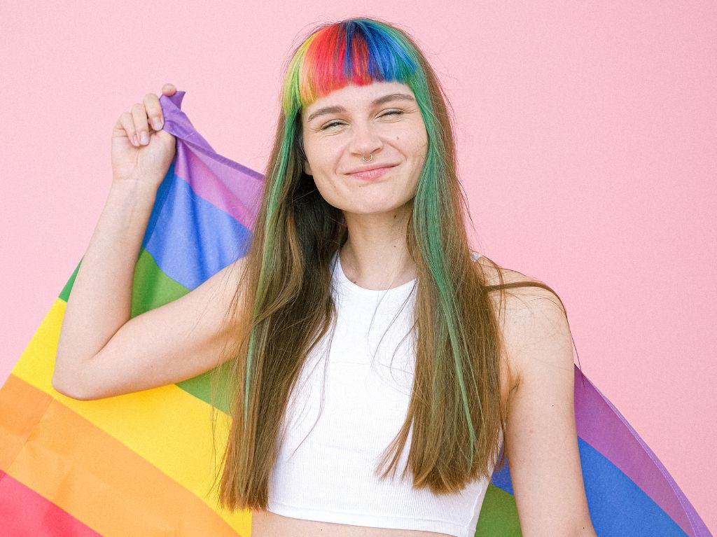 5 peinados con accesorios de arcoíris para celebrar la diversidad LGBT+
