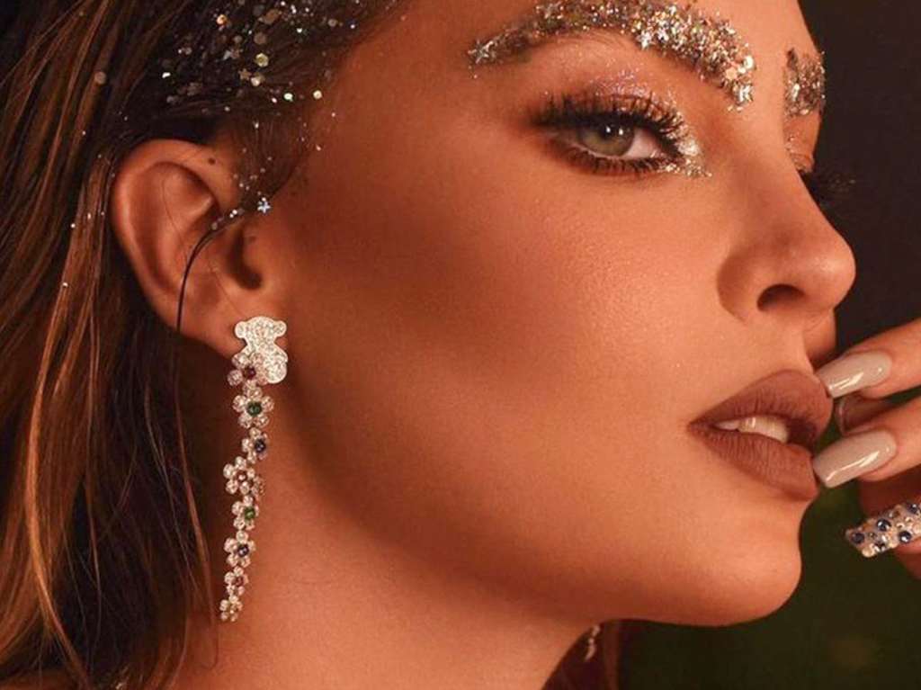 ¿Cejas con glitter? La tendencia perfecta para usarla en festivales