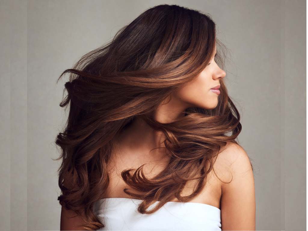 Tintes de cabello que rejuvenecen tu rostro y cuidan tu melena