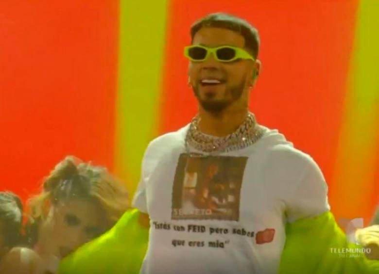 Anuel luce una camiseta dedicada a su ex pareja Karol G 1