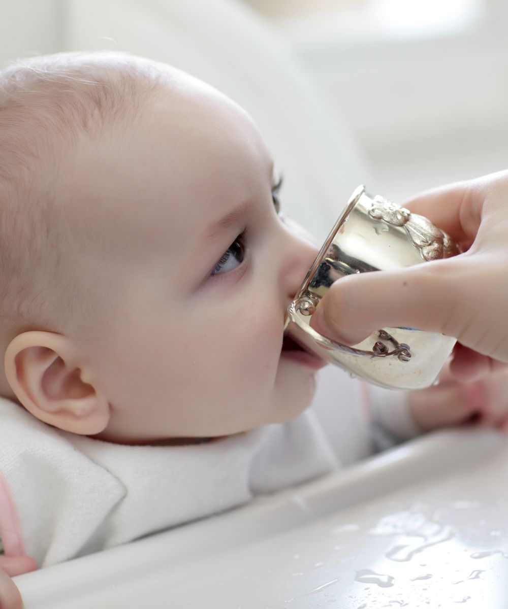 bebes tomando agua segura 