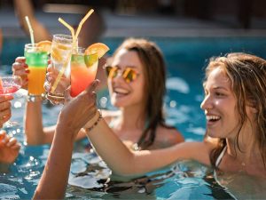 Bebidas con alcohol súper refrescantes para preparar estos días de calor