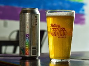Prueba “Brillemos”, una cerveza con glitter para celebrar el Pride