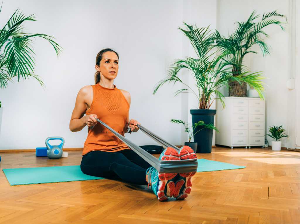 Ejercicios para el abdomen fáciles que puedes hacer con una liga