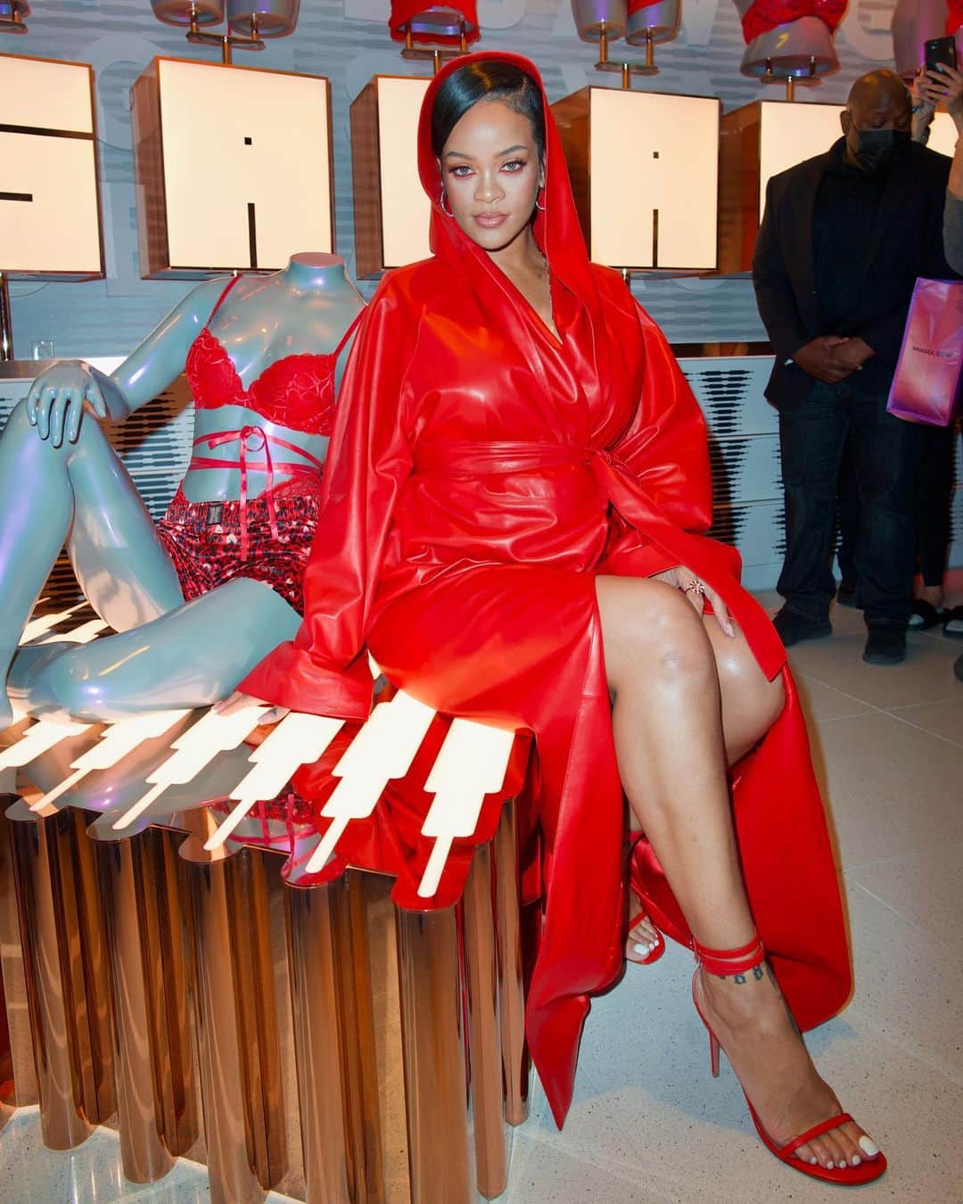 gabardina roja con capucha rihanna