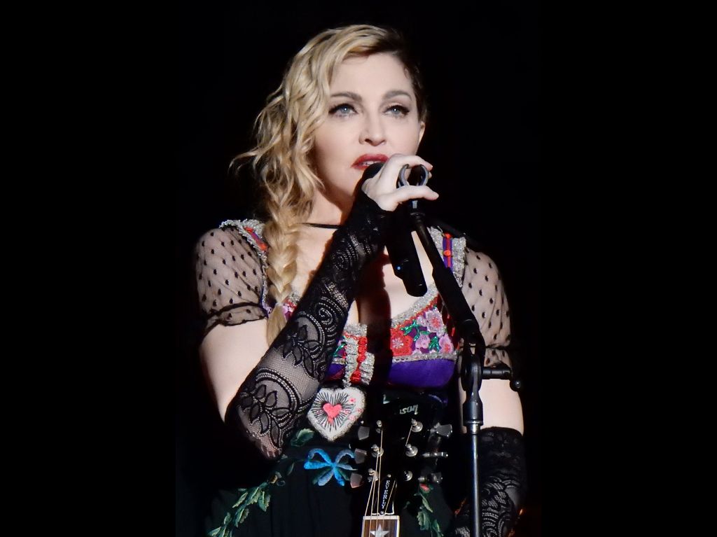 Madonna aplaza su tour tras ingresar a terapia intensiva
