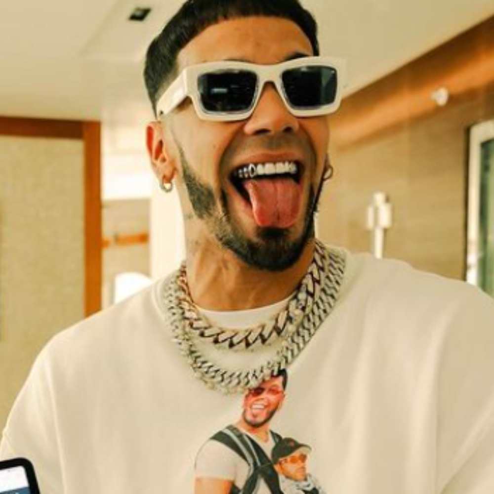 Anuel luce una camiseta dedicada a su ex pareja Karol G 0