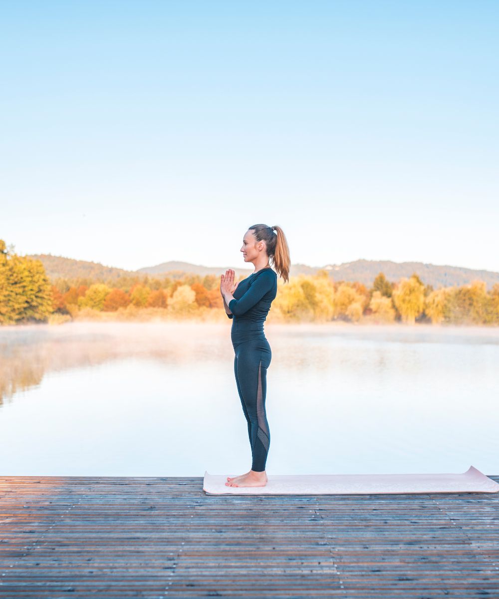 posicion de la montaña yoga