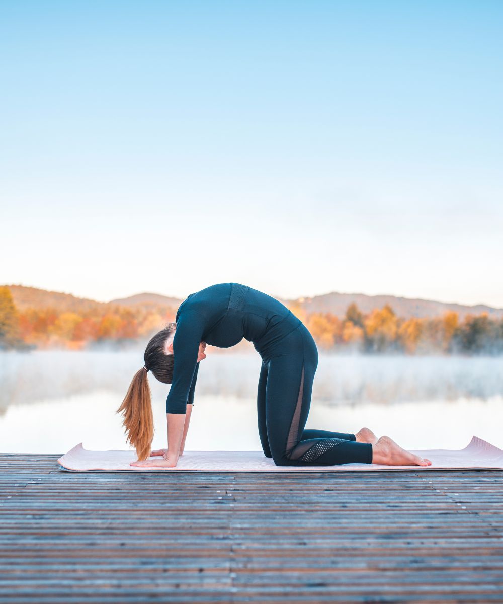 posicion de yoga del gato 