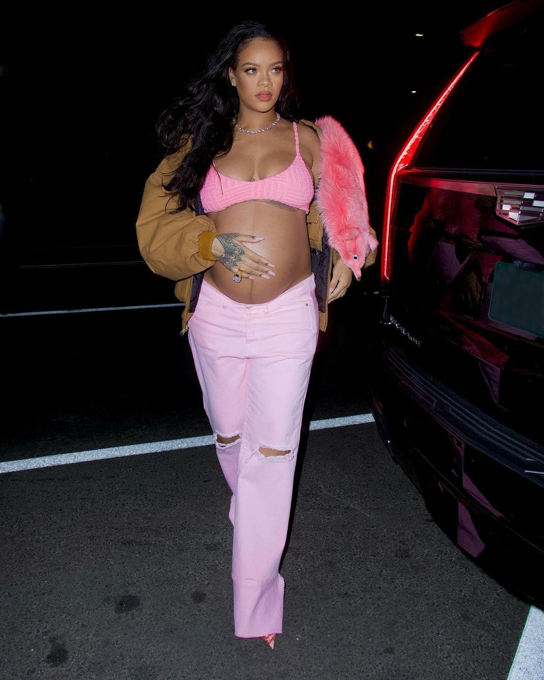 rihanna con look rosa barbie