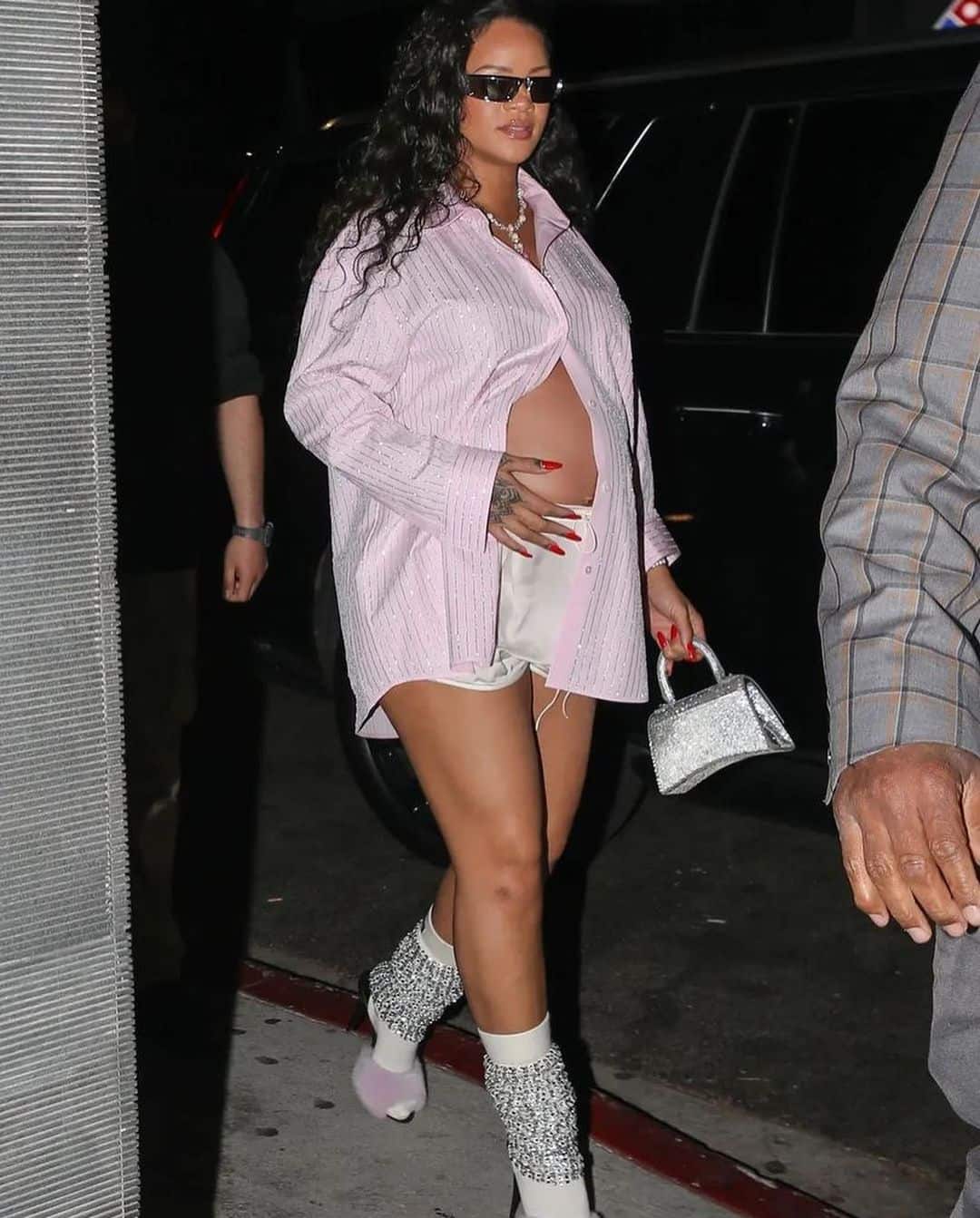 rihanna con shorts camisa rosa y botas brillantes