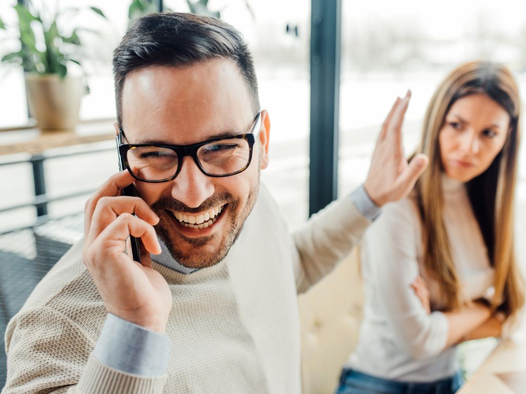 Señales de «mamitis» en tu novio: Cómo abordarlo con tu pareja