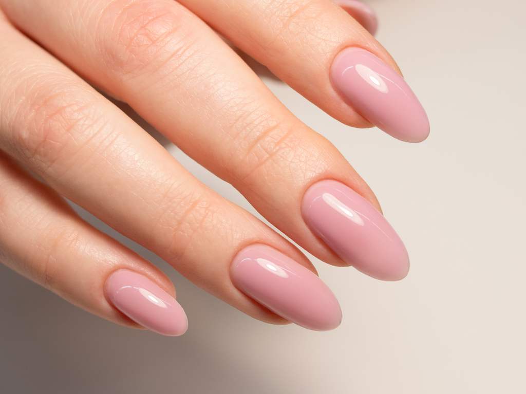 Uñas leche de fresa, la tendencia super girly para lucir este verano