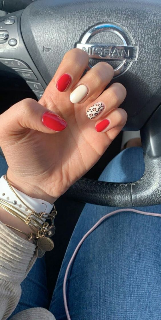 uñas rojas con dorado y blanco 